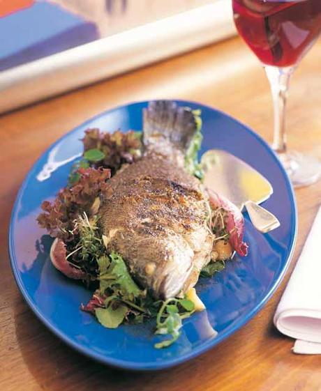 Recette australienne : Le Barramundi aux noix de macadamia. Crispy-skinned farmed barramundi with lemon myrtle dressing (Serves 6)