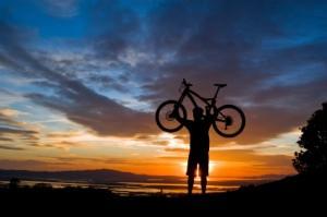 De retour chez lui après un périple de 48 000 kilomètres à vélo velo coucher soleil