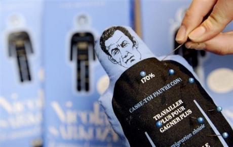 Poupée vaudou à l'effigie du président français Nicolas Sarkozy, photographiée le 22 octobre 2008