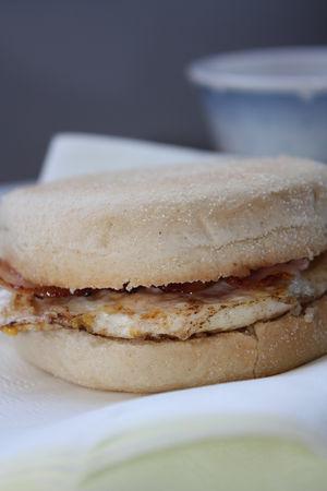 Petit_pain___l_oeuf_et_au_bacon