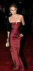Keira Knightley telle une sirène dans une belle robe pourpre