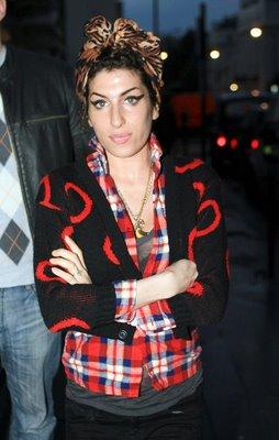 Amy Winehouse a quitté l’hôpital… Elle a l’air d’aller mieux (Photos !)