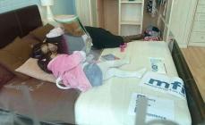 mère et fille squattant une chambre à coucher de magasin allongées sur le lit