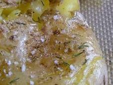 Pommes terre frappées, thym l'huile d'olive