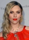 En rouge jusqu'aux lèvres, Scarlett Johansson est tellement sexy