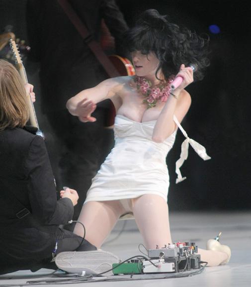 Katy Perry laisse sortir un sein pendant un concert