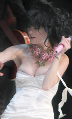 Katy Perry laisse sortir un sein pendant un concert