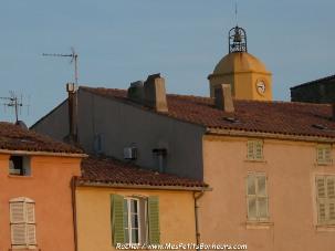 Saint-Tropez, son port et son clocher jaune et ocre - photos