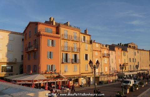 Saint-Tropez, son port et son clocher jaune et ocre - photos