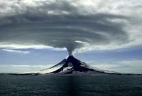 volcan en éruption impressionnant