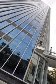 Le “Spiderman” français escalade un gratte-ciel de 33 étages à Jakarta