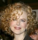2002 : coupe au carré, jolies boucles rousses qui entourent son visage, Nicole Kidman est magnifique