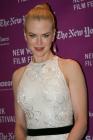 2007, les cheveux attachés en chignon, Nicole Kidman se donne un air un peu plus sévère