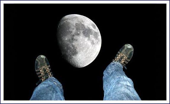 montage photographique pieds rêveurs vers bond lunaire, pieds en dessous de la lune