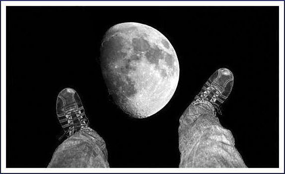 montage photographique pieds rêveurs vers bond lunaire, pieds en dessous de la lune