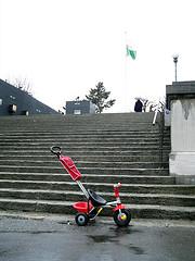 Un tricycle devant les marches du Château