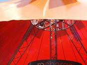 tente couplée d'une éolienne pour recharger batteries festival