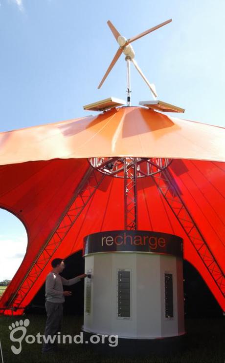 Une tente couplée d'une éolienne pour recharger les batteries au festival