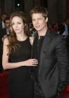 Angelina Jolie tient son Brad à bras le corps, faudrait pas qu'elle se le fasse piquer