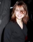 Natalie Portman se lisse les cheveux et les laisse négligemment cacher ses jolis yeux