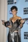 Rihanna tient ses American Award comme des altères