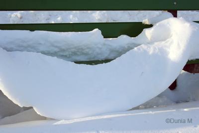 La Chaux-de-Fonds: Neige sur un banc