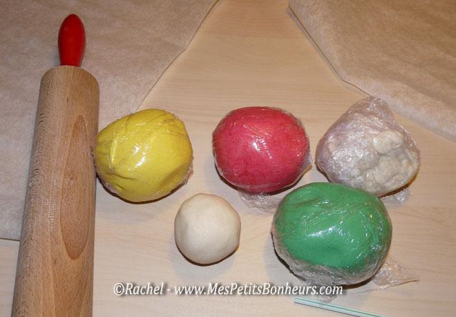 Objets en pâte à sel avec les enfants : décorations pour le sapin de Noël