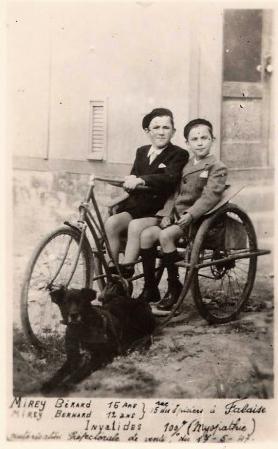 Gérard et Bernard en 1947 à Falaise