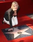 Cate Blanchett devant son étoile, fait attention à son décolleté