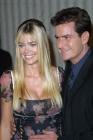 En 2002, Charlie Sheen  épouse la sublime Denise Richards mais ils divorcent quatre ans plus tard
