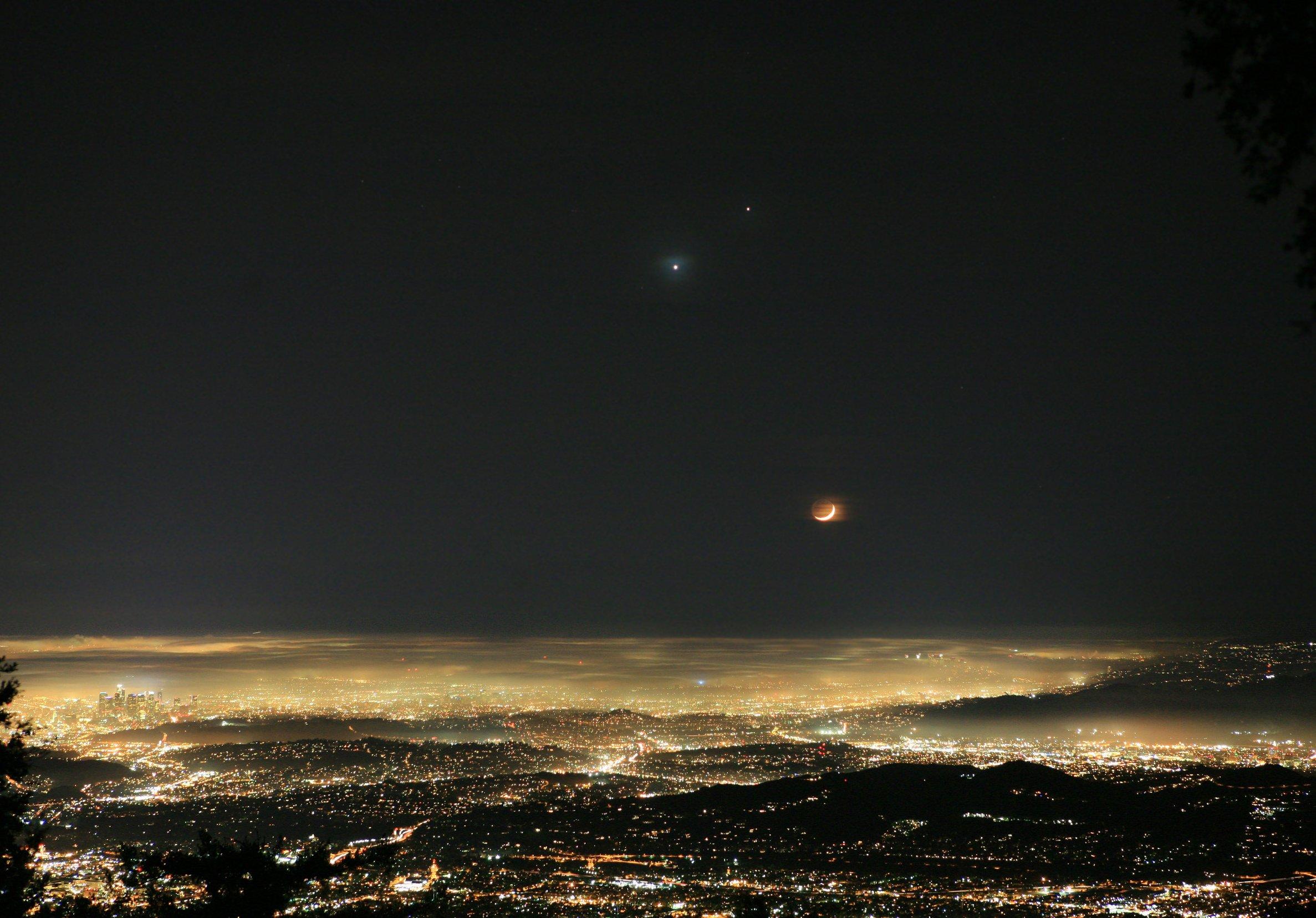 Conjonction Lune, Vénus et Jupiter au-dessus de Los Angeles
