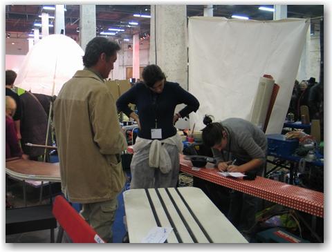 Clara et Laurence en train de faire une vente