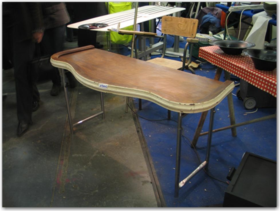 table guéridon réalisée par Clara Sigalévitch avec une tête de lit découpée et un piètement d'équipement médical.