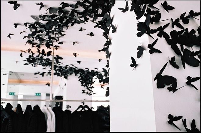 Installation design Papillon pour la boutique Dior Homme Paris