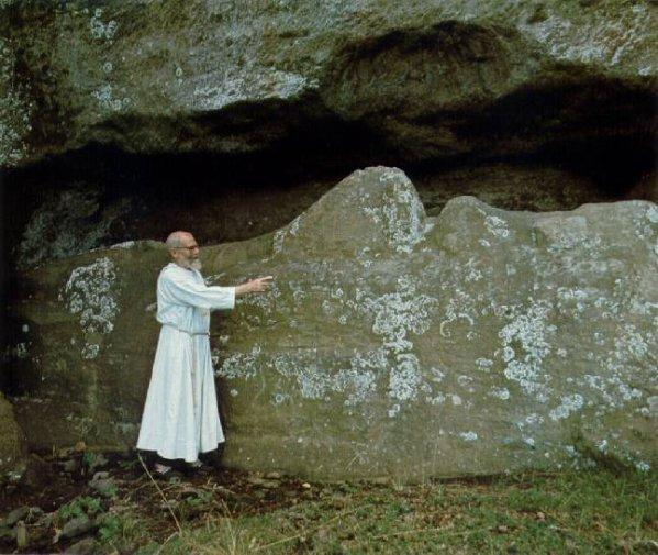 620/Père Sebastian Englert au Rano Raraku