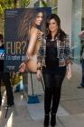 Khloe Kardashian pose devant le cliché d'elle nue pour la PETA