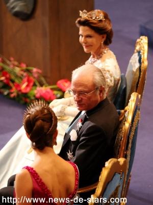 Le Roi Carl XVI Gustaf entouré de la Princesse Victoria (de dos) et de la Reine Silvia
