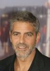Avec sa barbe naissance, George Clooney joue à fond la carte du charme