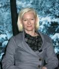 Tilda Swinton blonde platine et habillée comme mamie