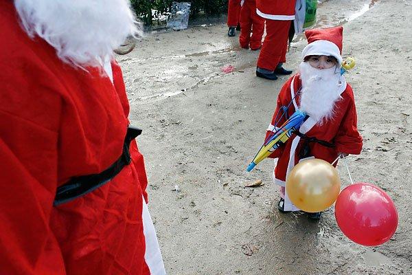 Défilés de Pères Noël à Porto et Hambourg