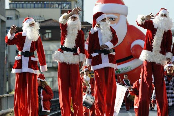 Défilés de Pères Noël à Porto et Hambourg