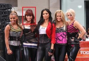 Pussycat Dolls, Jessica Sutta est encadrée en rouge