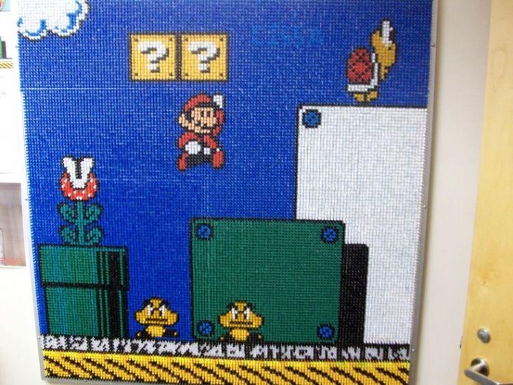Super Mario avec des punaises