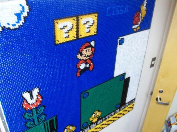 Super Mario avec des punaises