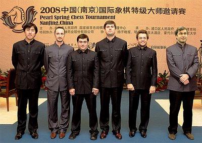 la rangée de champions d'échecs en col mao: Bu, Topalov, Movsesian, Svidler, Aronian, Ivanchuk - photo Yu Feng (俞峰). 