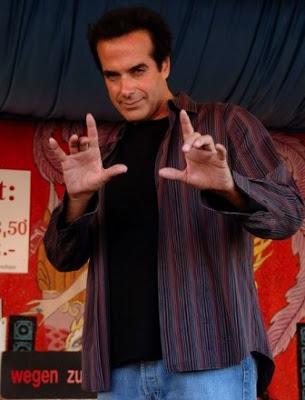 David Copperfield coupe son assistant en morceaux !