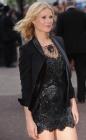 Gwyneth Paltrow particulièrement sexy dans sa mini robe à dentelles noire, magnifique