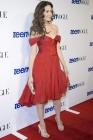 Emmy Rossum aime les tissus légers, elle est très belle dans cette robe rouge