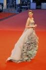 Anne Hathaway dans une robe extraordinaire : une princesse au festival de Venise