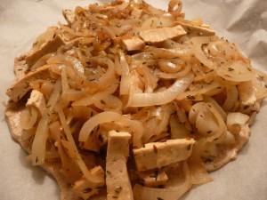 Pissaladière aux oignons et tofu marinés aux herbes